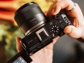 Se dice que la Canon EOS R6 V tiene un aspecto similar a la EOS R50 V fotografiada.