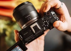 Se dice que la Canon EOS R6 V tiene un aspecto similar a la EOS R50 V fotografiada.