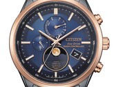 Primer plano del reloj Citizen BY1036-53L Eco-Drive con fases lunares, con esfera azul, bisel en tono oro rosa, caja de acero inoxidable negro y indicador analógico de las fases lunares a las 6 en punto.