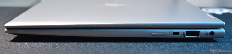 derecha: Bloqueo Kensington, USB A 3.2 Gen 1, audio de 3,5 mm