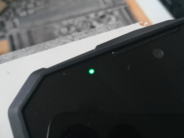 Indicador de notificaciones del Doogee Fire 7 Pro. (Fuente de la imagen: Sergey Tarasov - Notebookcheck)