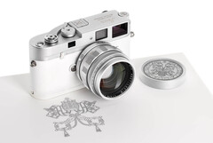 La Leica &quot;Papa Francisco&quot; M-A telémetro de 35 mm es una copia única de esta clásica cámara de película totalmente mecánica. (Fuente de la imagen: Leica)