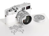 La Leica "Papa Francisco" M-A telémetro de 35 mm es una copia única de esta clásica cámara de película totalmente mecánica. (Fuente de la imagen: Leica)