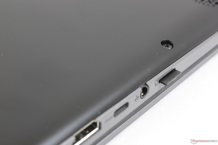 El lector de MicroSD no tiene carga de resorte como en la mayoría de los otros portátiles
