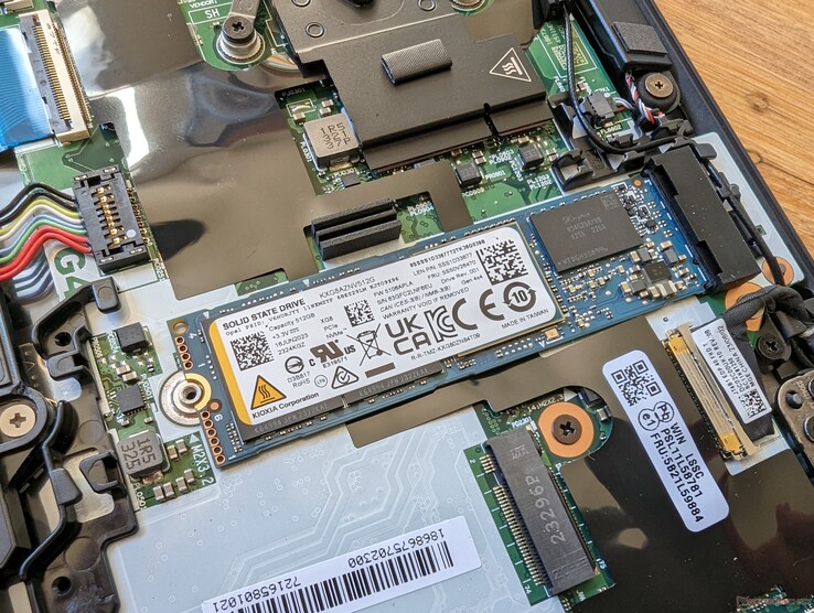 Admite una unidad SSD M.2 PCIe4 x4 2280. La ranura M.2 WAN está vacía