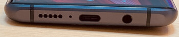 Abajo: Altavoz, micrófono, puerto USB-C, conector de audio de 3,5 mm