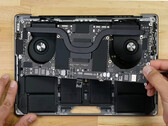 Apple ha introducido algunos cambios internos en el último MacBook Pro 14. (Fuente de la imagen: iFixit)