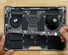 Apple ha introducido algunos cambios internos en el último MacBook Pro 14. (Fuente de la imagen: iFixit)