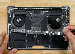 Apple ha introducido algunos cambios internos en el último MacBook Pro 14. (Fuente de la imagen: iFixit)