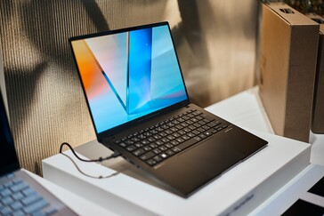 ASUS Vivobook S 14. (Fuente: Alex Waetzel para Notebookcheck)