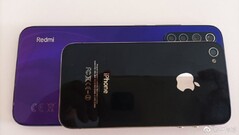 ¿Un post nostálgico inocente o una broma sobre un próximo teléfono pequeño de Redmi o Xiaomi? (Fuente de la imagen: Lu Weibing/Weibo)