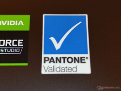 Vivobook Pro 16X OLED con pegatina validada por Pantone