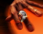 Una persona que lleva en el dedo el reloj inteligente Casio CRW-H001M-8 Smart Ring, en el que destacan su pantalla digital compacta y su estructura metálica.