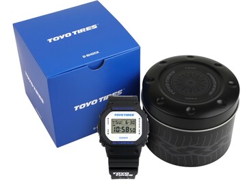 Reloj Casio G-Shock DW5600TT25-1 expuesto con su caja azul Toyo Tires y su lata metálica personalizada.