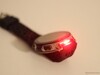 También puede emitir luz roja