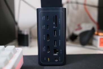 La gama completa de puertos traseros del Baseus Spacemate RD1 Pro.