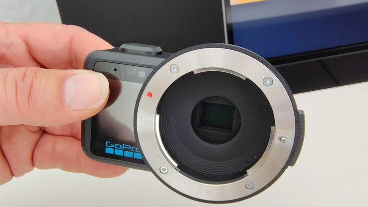 Esta muestra usada y maltratada de la GoPro Mission 1 Pro ILS muestra el sensor de 1 pulgada expuesto al polvo.