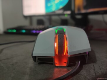 La rueda de desplazamiento tiene LEDs RGB brillantes.