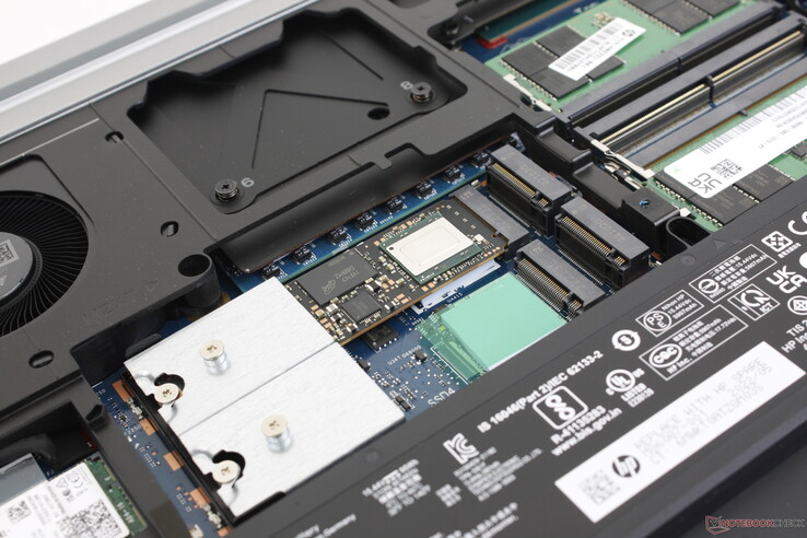 Admite hasta cuatro unidades SSD internas PCIe4 x4 M.2 2280. Dos unidades se apilan verticalmente para ahorrar espacio