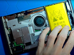 La Nintendo Switch 2 con una batería de 8.000 mAh de terceros instalada. (Fuente de la imagen: Naga)