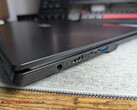 Ordenador portátil con un conector cilíndrico junto a dos puertos USB-C