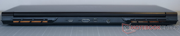 USB-C 3.2 Gen2×1(sin funciones adicionales); HDMI 2.1 (con HDCP 2.3); Mini DisplayPort 1.4; conector de la fuente de alimentación;