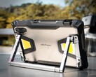 El Ulefone Armor Pad 5 Ultra es más pesado que muchos portátiles. (Fuente de la imagen: GSMArena)