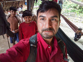 David Good visita a su madre (de espaldas) en su aldea e investiga el tratamiento de enfermedades crónicas (imagen: Fundación Yanomami)