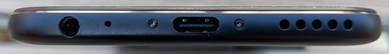 Parte inferior: toma de auriculares, micrófono, puerto USB-C, altavoz.
