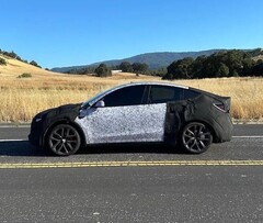 El Modelo Y Performance 2026 en camuflaje de mula de pruebas. (Fuente de la imagen: ConfidentImage4266/Reddit)