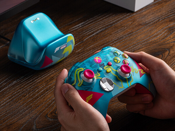la base de carga con la marca Forza de 8BitDo es un complemento perfecto para el mando inalámbrico Xbox Forza Horizon 6 Edición Limitada.