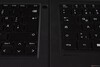 El ThinkPad T14 Gen 7 (derecha) tiene los orificios de los altavoces más pequeños