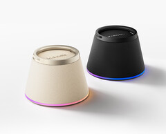 El altavoz se acopla magnéticamente a la parte trasera de un teléfono con carga inalámbrica, incluidos los iPhone, y lo sostiene en posición vertical a modo de soporte.