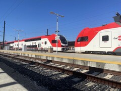 EMUs de Caltrain aparcados (Stadler Kiss) esperando a entrar en servicio durante la Semana de la Exhibición en mayo de 2024 (Fuente de la imagen: Andreas Sebayang)