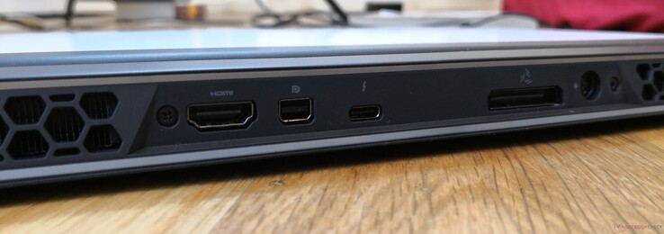 Trasero: HDMI 2.0b, mini-DisplayPort 1.4, USB Type-C + Thunderbolt 3, Amplificador de gráficos Alienware, adaptador de CA