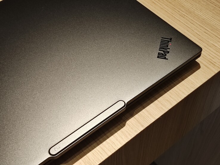 Tapa de aluminio en el ThinkPad T16 Gen 5.