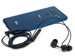 El LG V40 ThinQ viene con unos auriculares decentes que tienen un cable trenzado y un conector en ángulo.