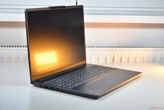 El Lenovo IdeaPad Slim 3 15Q8X10 con el Qualcomm Snapdragon X (fuente de la imagen: Benjamin Herzig/Notebookcheck)