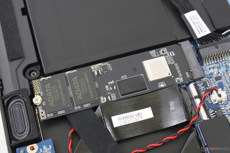 Una sola ranura PCIe 4 x4 2280 para SSD NVMe con una ranura secundaria PCIe 3.0 x2 para expansión