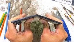 El Samsung Galaxy Z Fold8 muestra muchas de las debilidades habituales de los dispositivos plegables en la prueba de resistencia de JerryRigEverything, pero supera la prueba de flexión.