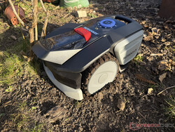 El Sunseeker V1 se ha quedado atascado fuera del césped