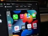 La interfaz Apple CarPlay en este Tesla Model 3 se transmite desde un Raspberry Pi que se ejecuta en una versión personalizada de Android (Imagen: Michał Gapiński)