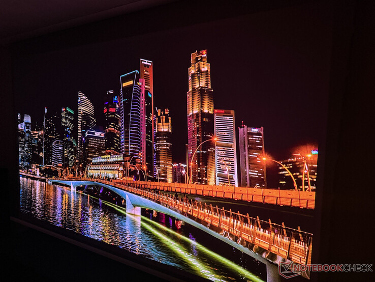 La calidad de imagen del Valerion VisionMaster Max en una habitación oscura es impresionante