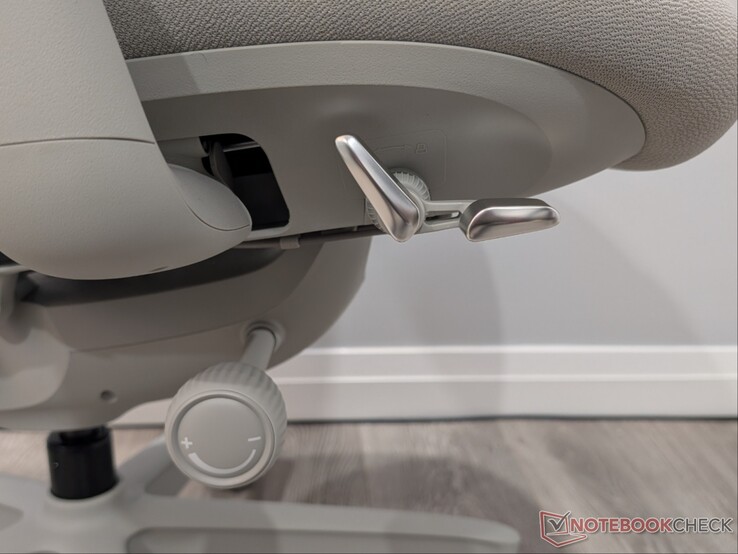 Reclinación, ajuste de la altura del asiento y pomo de tensión del respaldo.