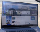 La pantalla extra brillante del Lenovo Pro 9 16 Aura es más utilizable en exteriores en comparación con otros portátiles