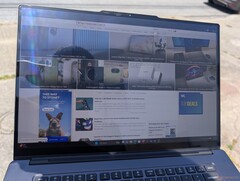 La pantalla extra brillante del Lenovo Pro 9 16 Aura es más utilizable en exteriores en comparación con otros portátiles