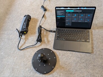 Sermoon S1 conectado a un MacBook Air con el sujeto en la plataforma giratoria Creality (se vende por separado)