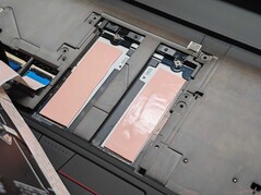 Dos ranuras SSD adicionales debajo del teclado