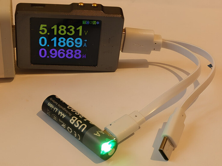 Carga a 0,99 W. A este ritmo, una batería de 13 800 mAh y 1,5 V tardaría 20 horas en cargarse. Imagen ampliada con iloveimg.com