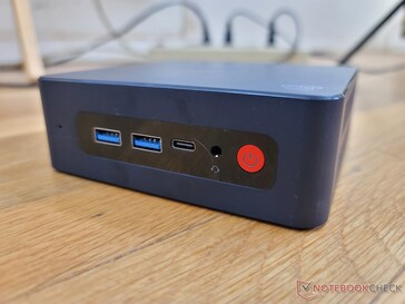 Frontal: 2 USB-A 3.0, USB-C con DisplayPort, conector de audio de 3,5 mm, botón de encendido